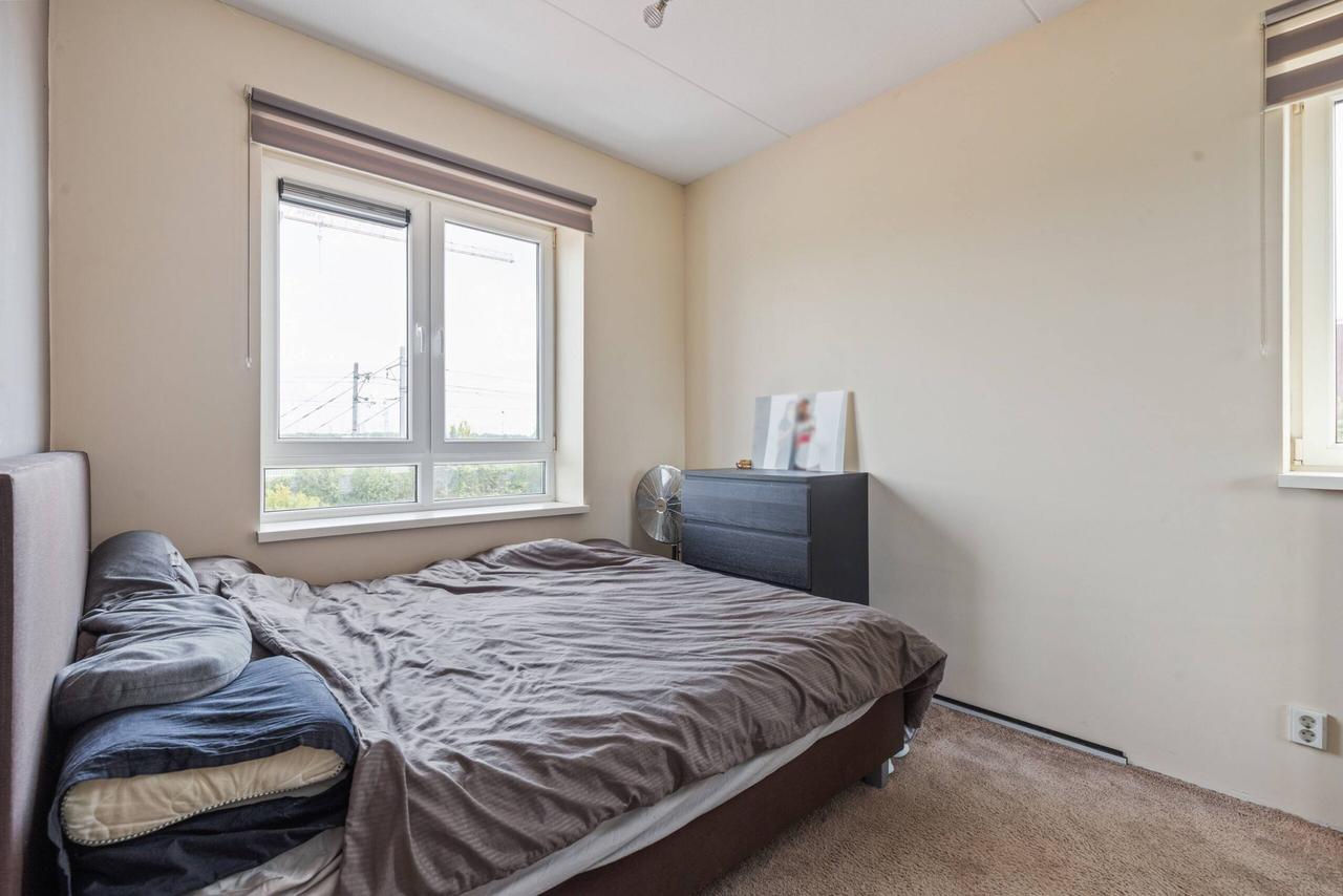 Sunny Balcony and Two Bedrooms in Almere Poort - Image 9