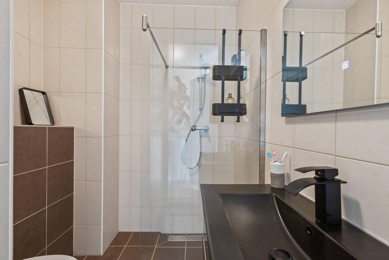 Sunny Balcony and Two Bedrooms in Almere Poort - Image 11