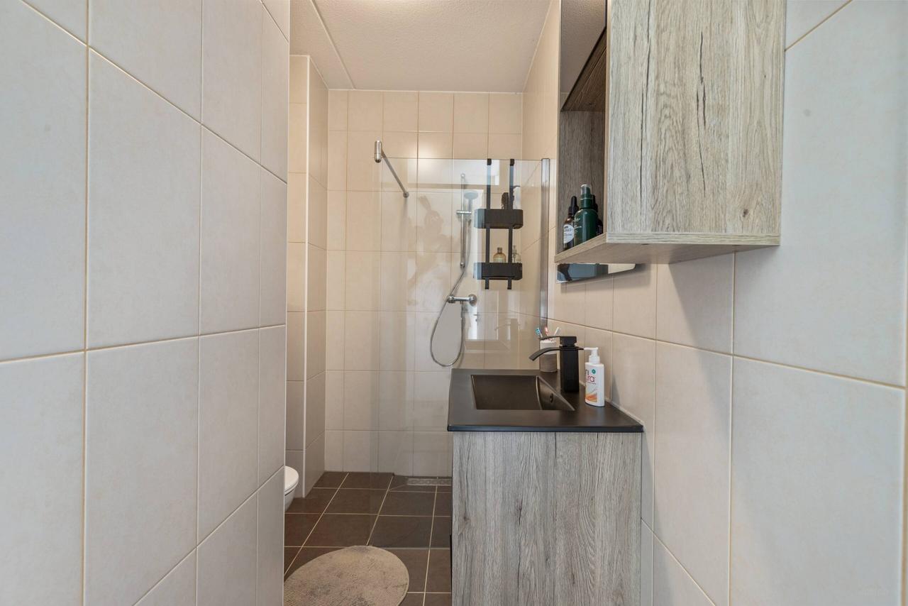 Sunny Balcony and Two Bedrooms in Almere Poort - Image 13