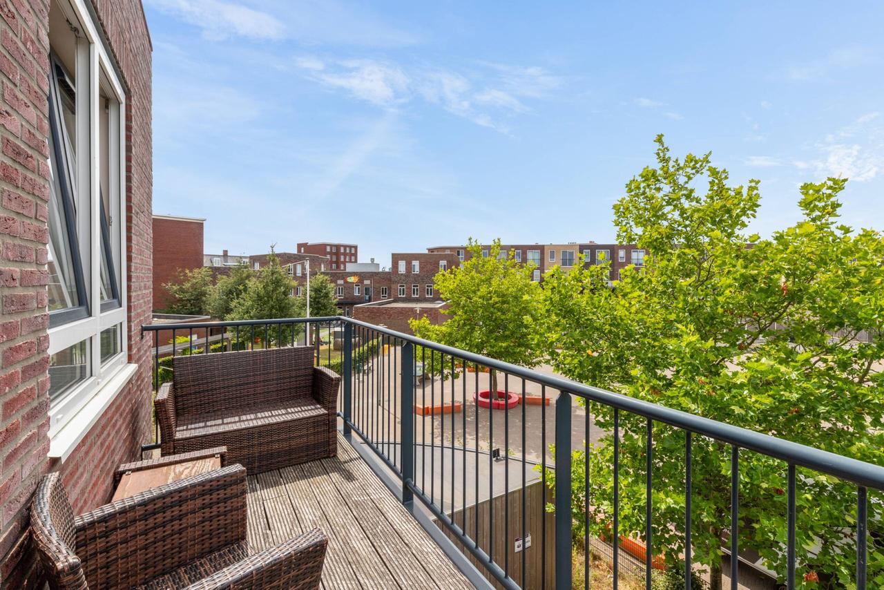 Sunny Balcony and Two Bedrooms in Almere Poort - Image 14
