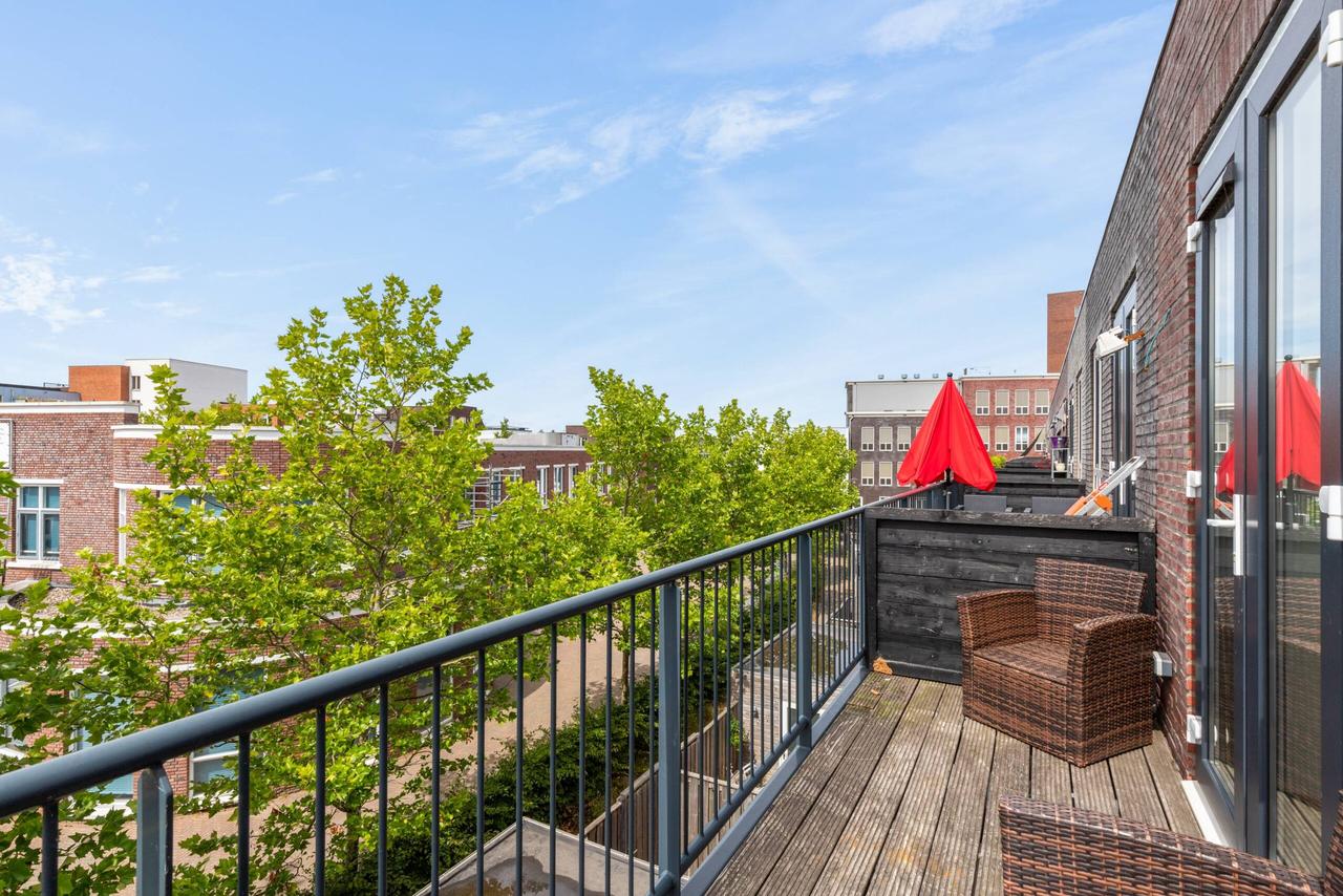 Sunny Balcony and Two Bedrooms in Almere Poort - Image 15