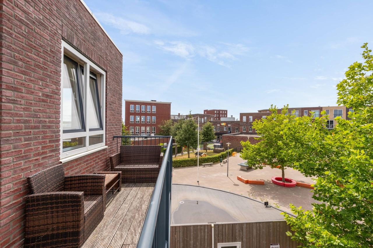 Sunny Balcony and Two Bedrooms in Almere Poort - Image 16