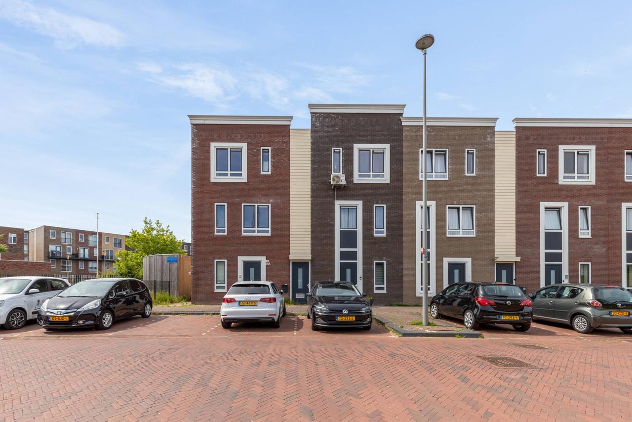 Sunny Balcony and Two Bedrooms in Almere Poort - Image 17