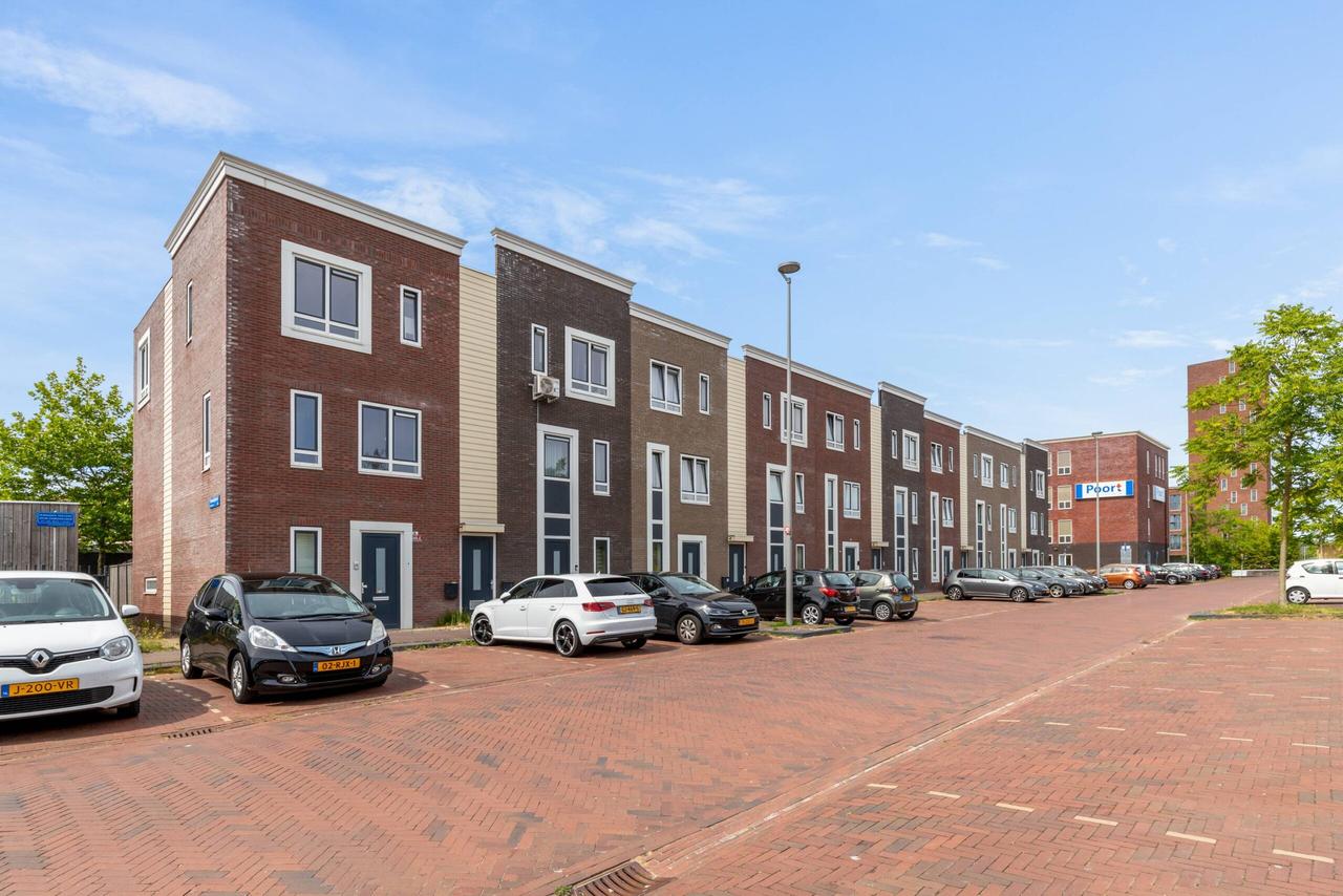 Sunny Balcony and Two Bedrooms in Almere Poort - Image 19