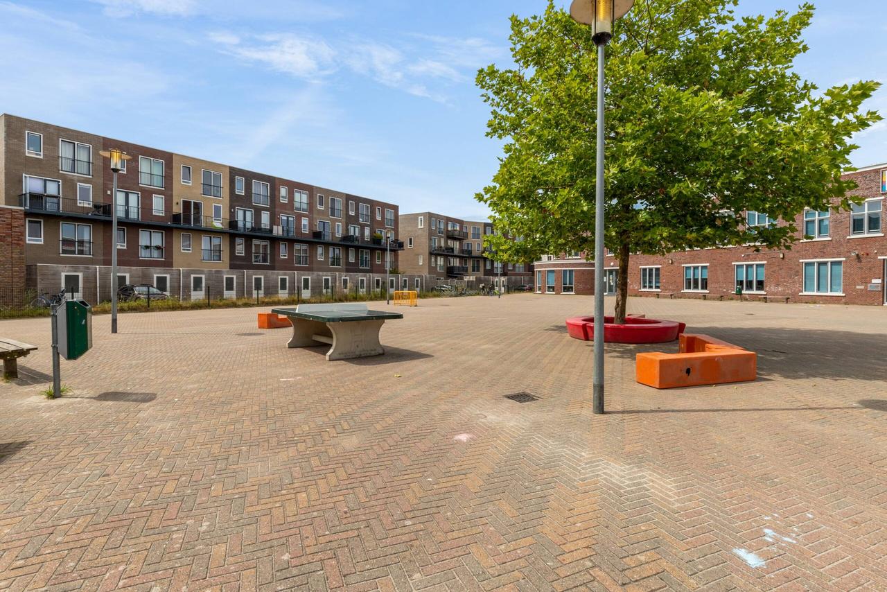 Sunny Balcony and Two Bedrooms in Almere Poort - Image 20