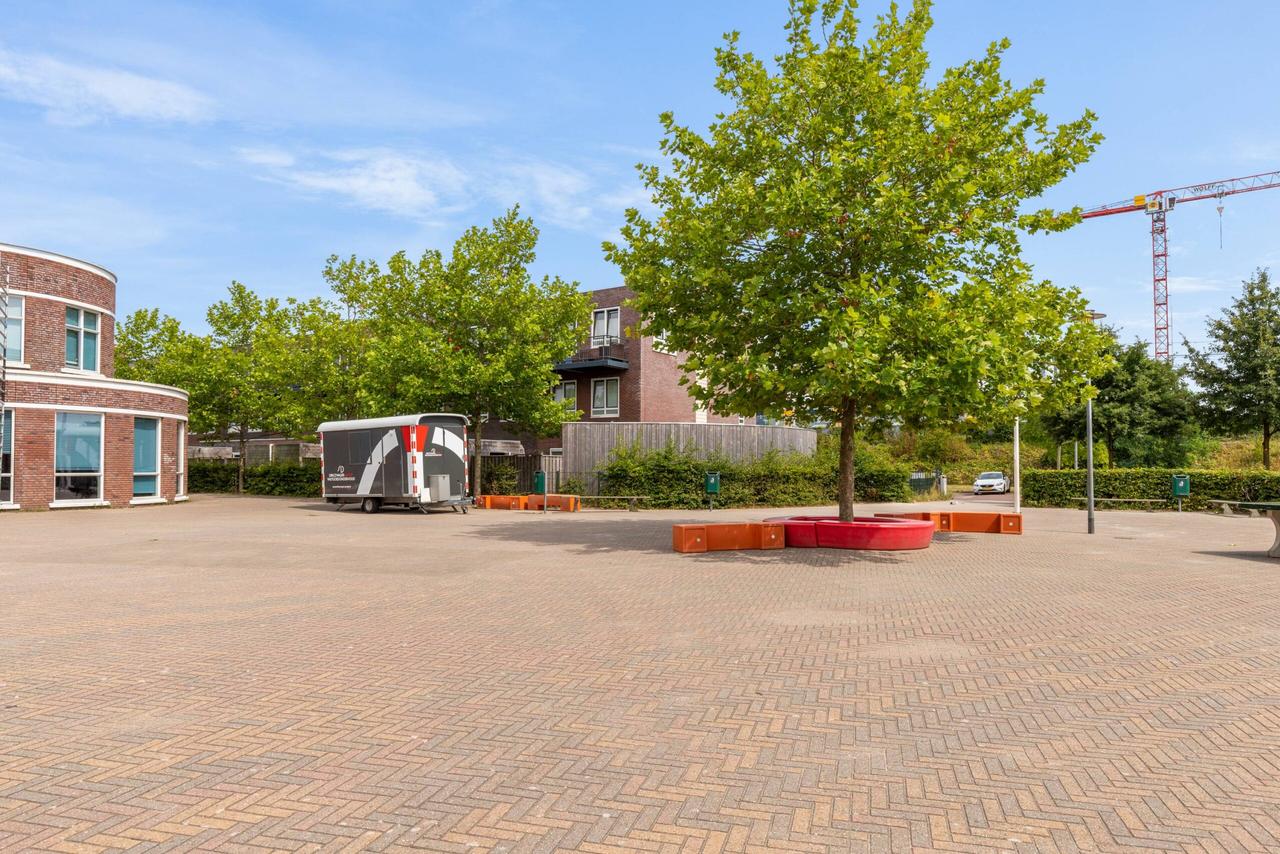 Sunny Balcony and Two Bedrooms in Almere Poort - Image 21