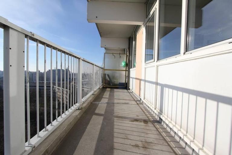 100 m² with three bedrooms and sunny balcony - Image 3