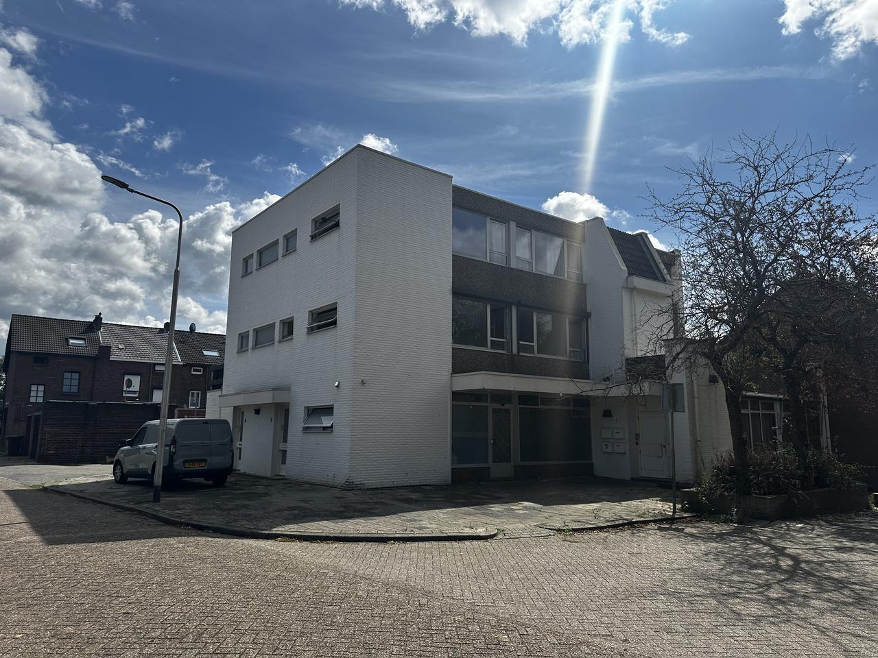 Licht 2-kamerappartement met balkon - Afbeelding 1