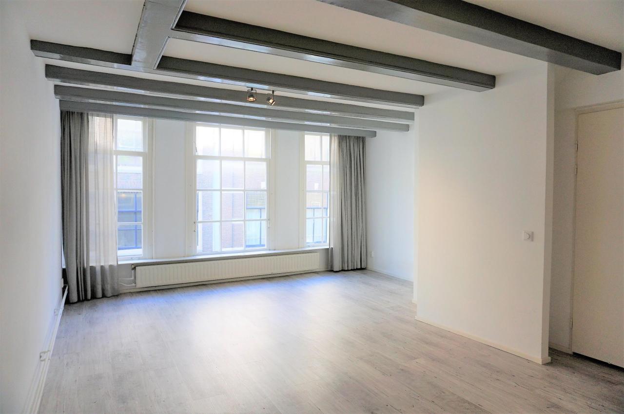 Renovated Living on Amsterdam’s Zeedijk - Image 2