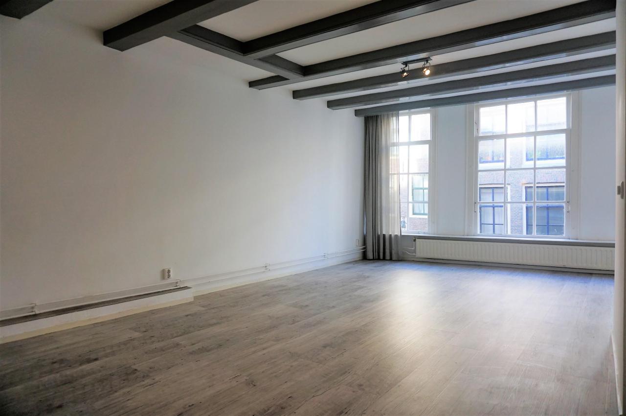 Renovated Living on Amsterdam’s Zeedijk - Image 3