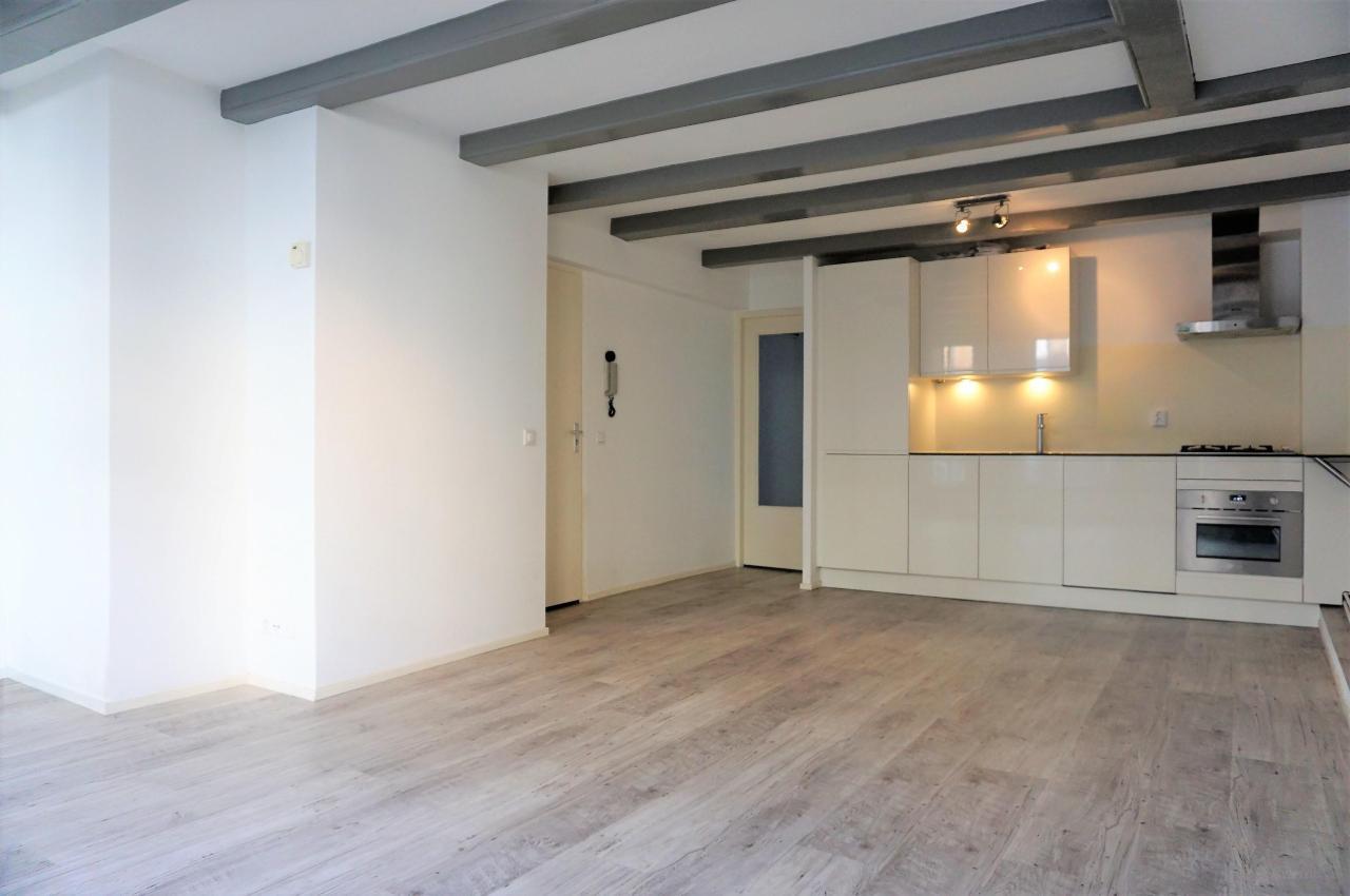 Renovated Living on Amsterdam’s Zeedijk - Image 4