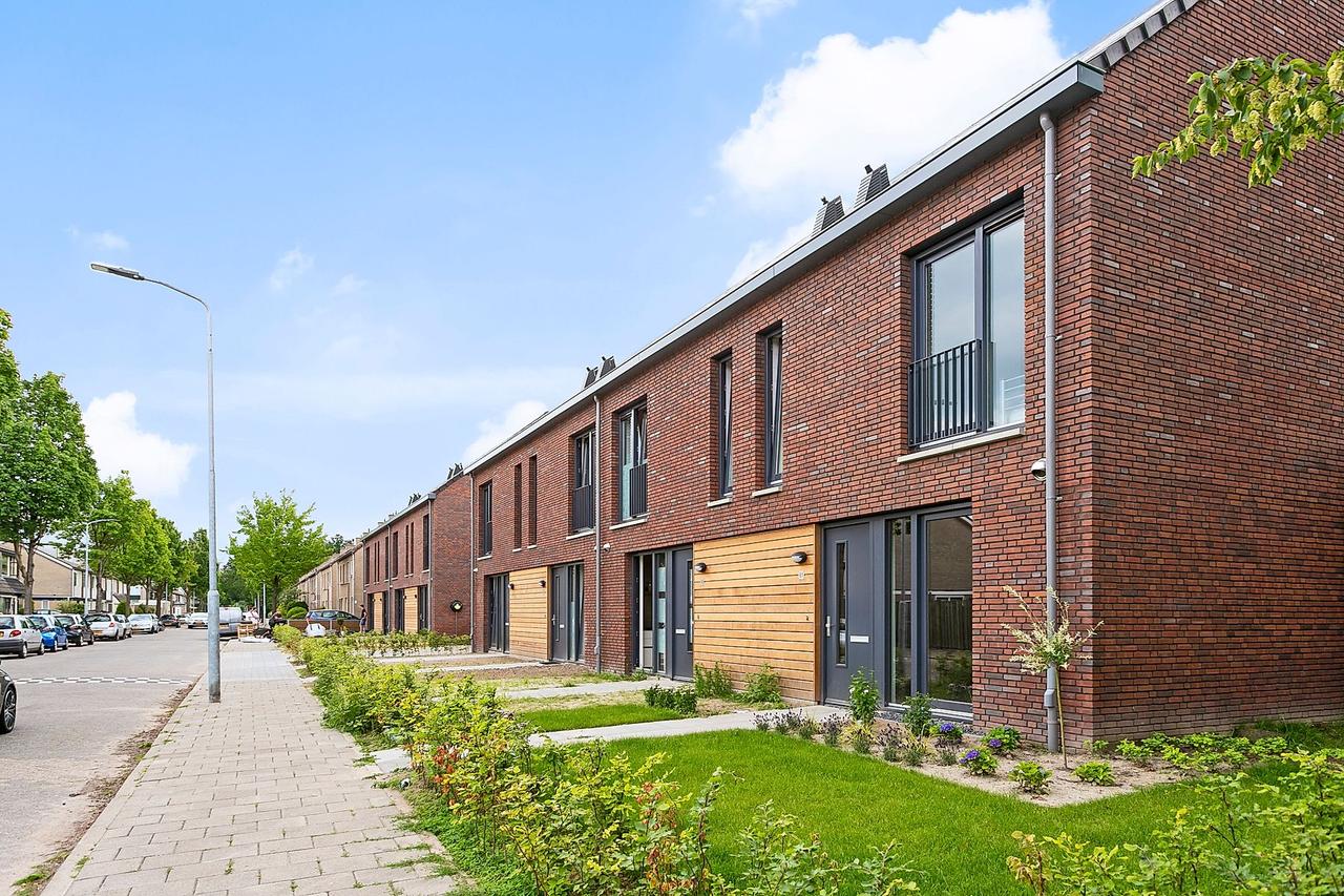 116 m² mid-terrace house with south-facing garden - Image 1