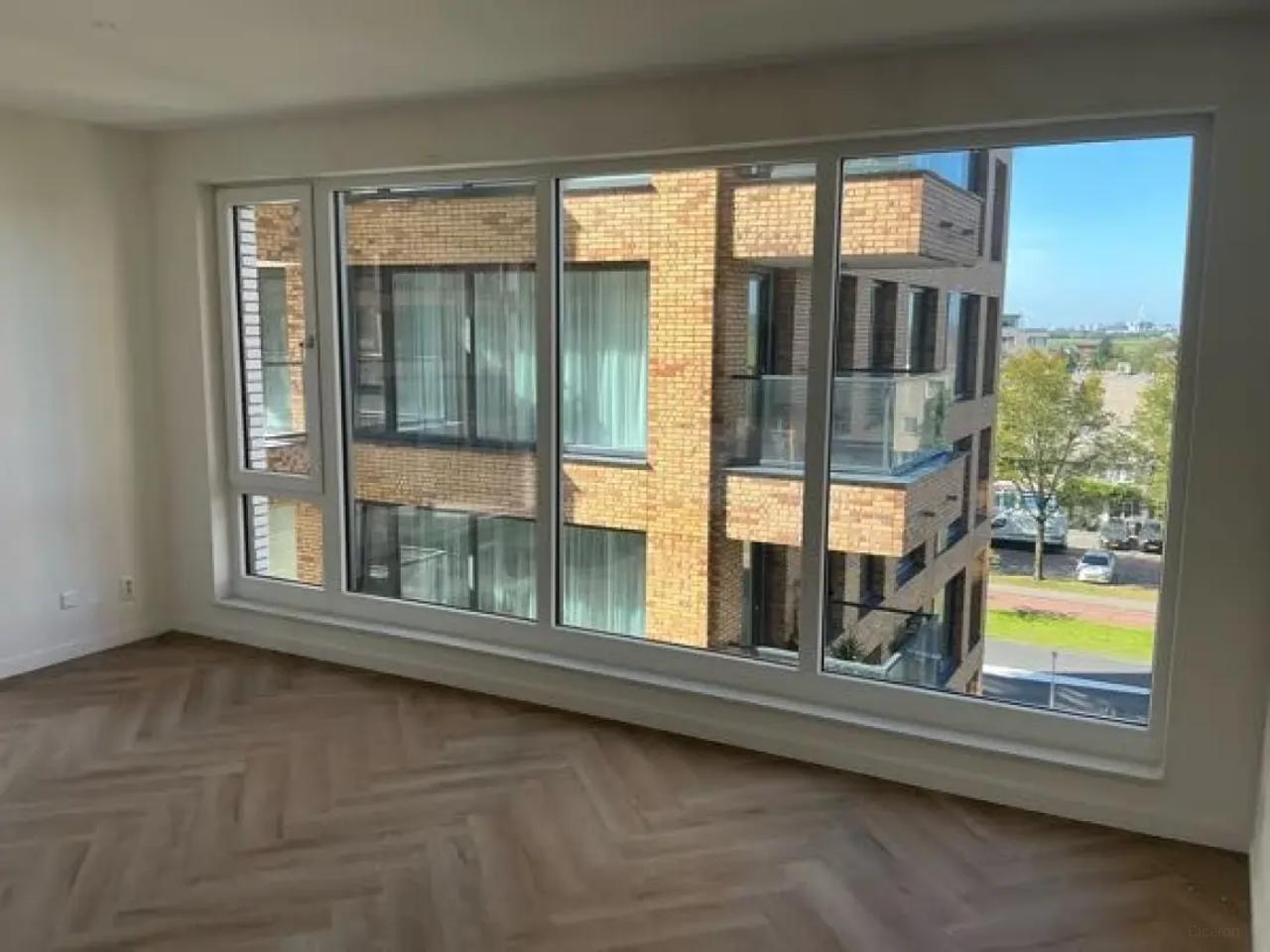 Spacious balcony and light-filled living in Zaans Hout - Image 2
