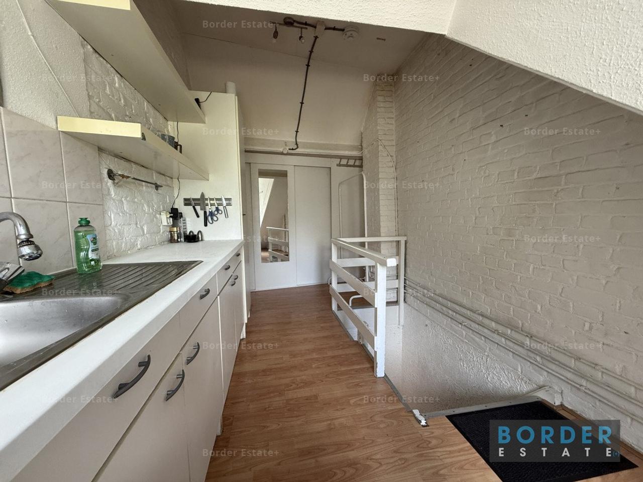 Bright 20 m² room with rooftop terrace - Image 3