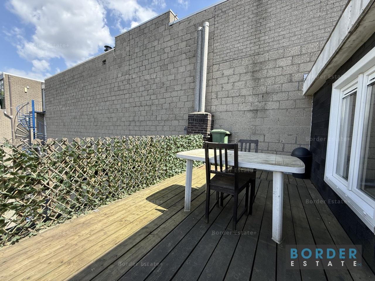 Bright 20 m² room with rooftop terrace - Image 5