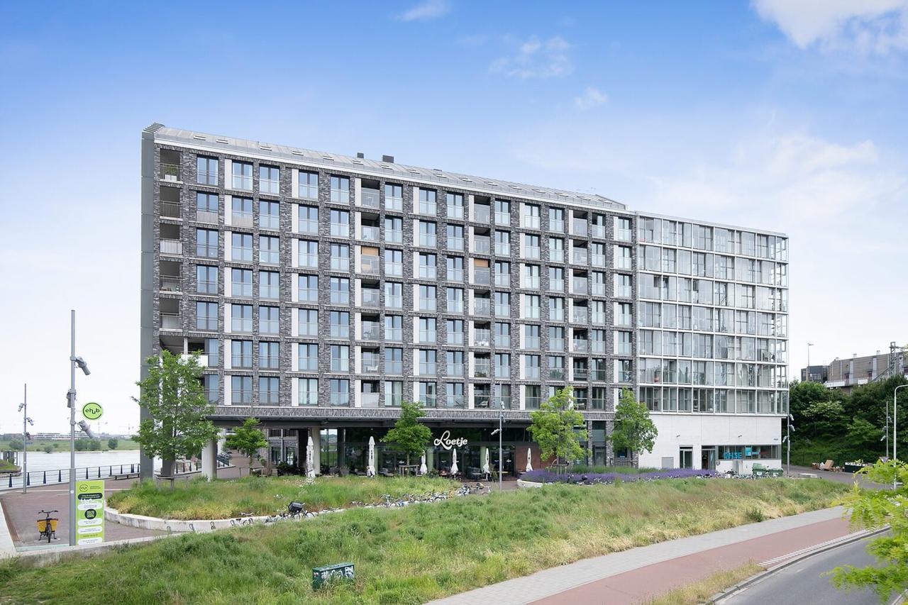 Ruim balkon met waterzicht in Nijmegen - Afbeelding 1