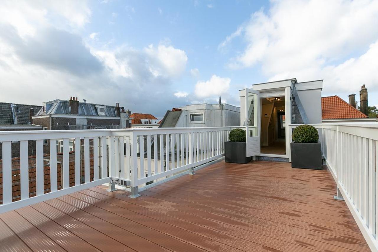 Sunny Roof Terrace on Denneweg - Image 32