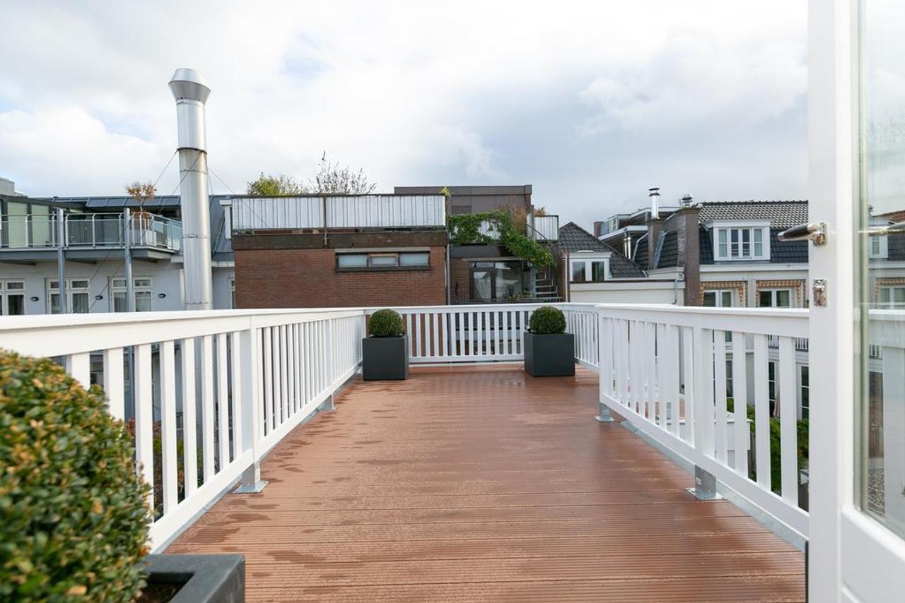 Sunny Roof Terrace on Denneweg - Image 34