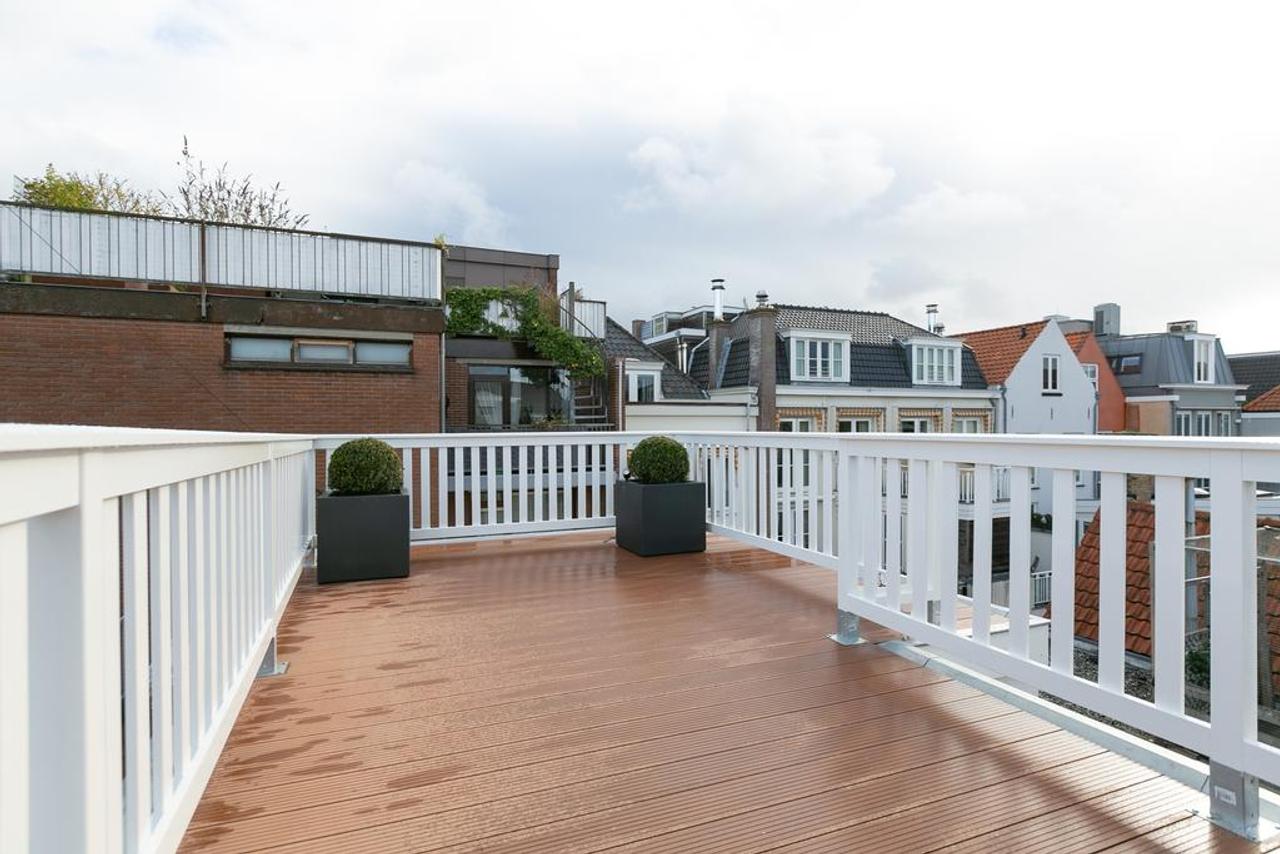Sunny Roof Terrace on Denneweg - Image 35
