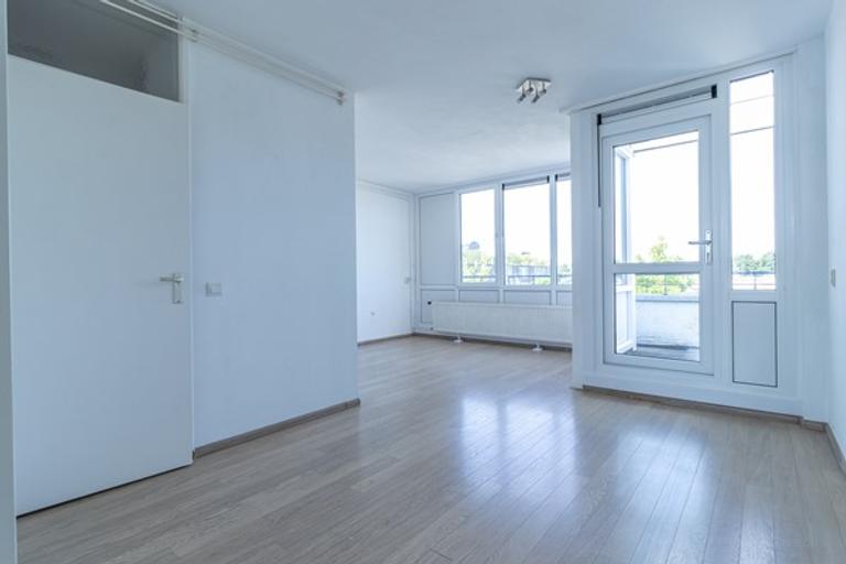 Bright Student Apartment with Sunny Balcony - Image 2
