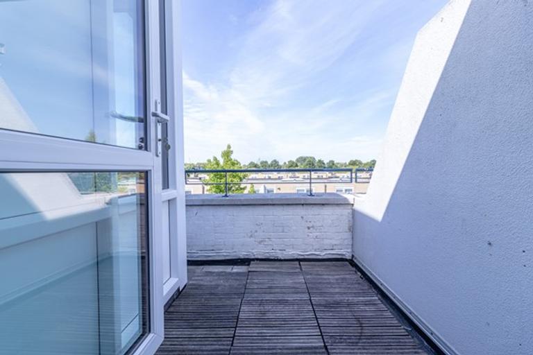 Bright Student Apartment with Sunny Balcony - Image 3