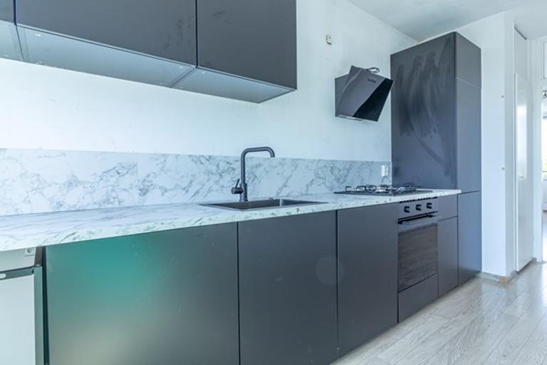 Bright Student Apartment with Sunny Balcony - Image 4