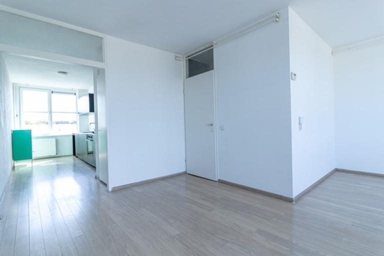 Bright Student Apartment with Sunny Balcony - Image 6