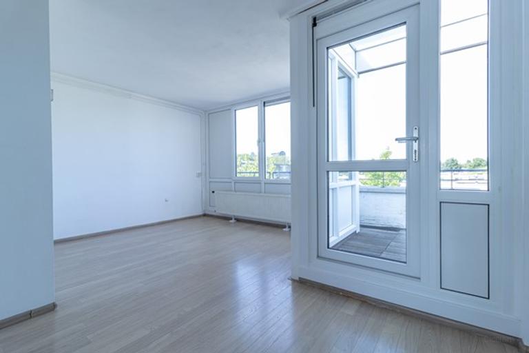 Bright Student Apartment with Sunny Balcony - Image 7