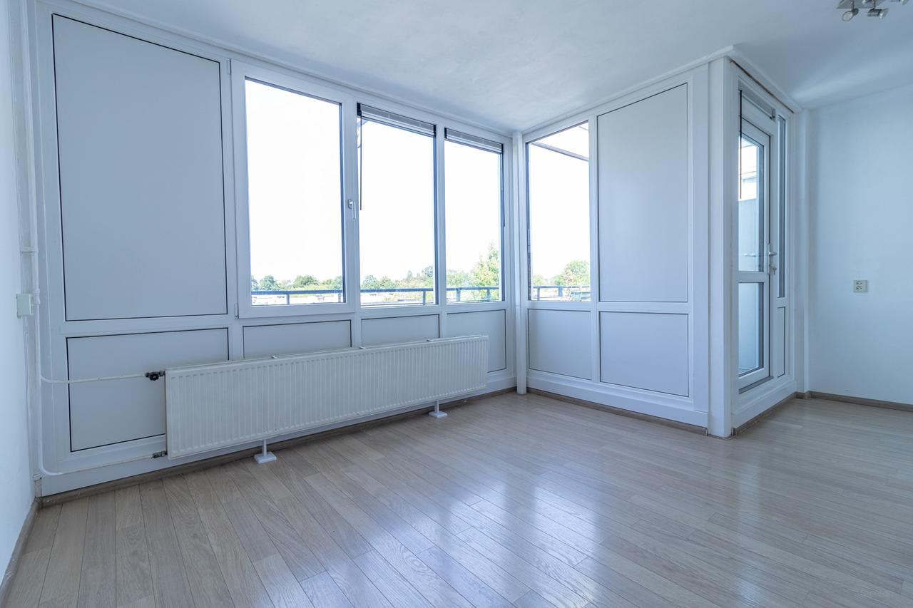 Bright Student Apartment with Sunny Balcony - Image 8