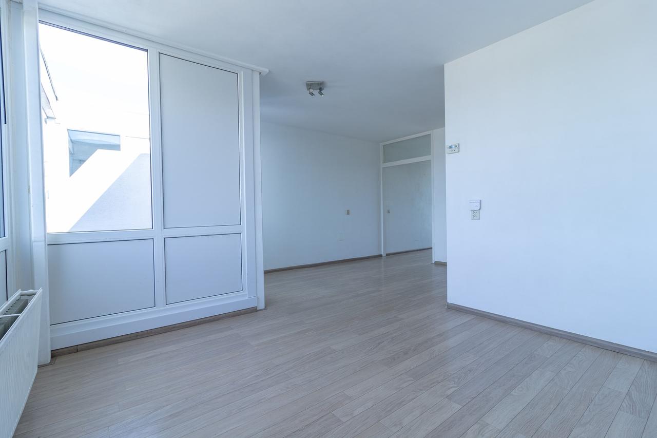 Bright Student Apartment with Sunny Balcony - Image 9