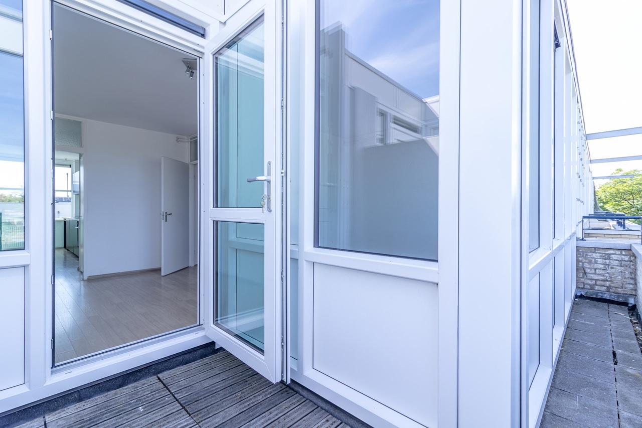 Bright Student Apartment with Sunny Balcony - Image 10