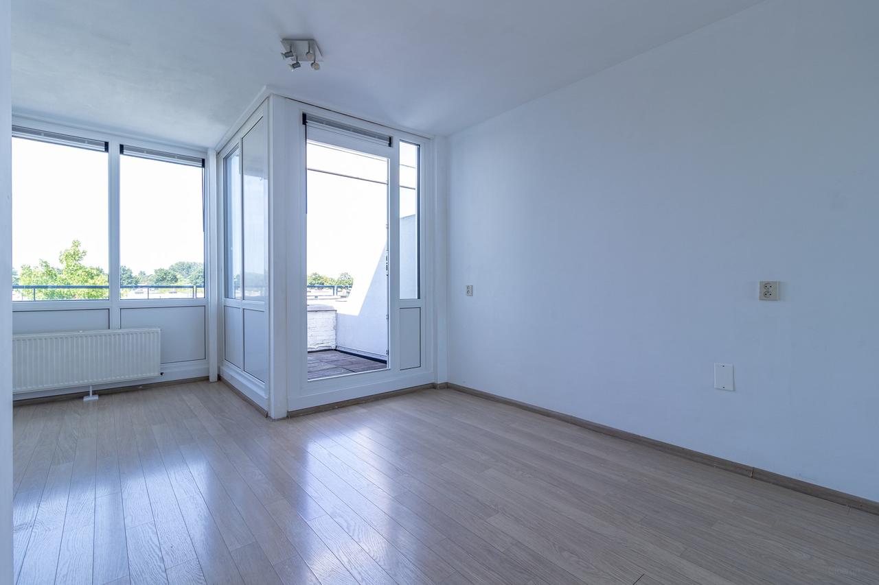 Bright Student Apartment with Sunny Balcony - Image 11