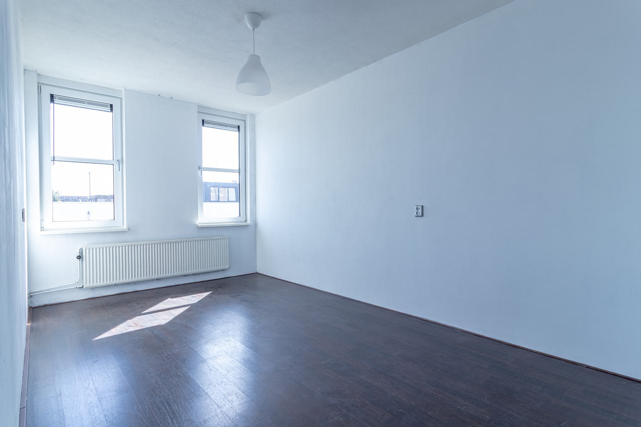 Bright Student Apartment with Sunny Balcony - Image 12