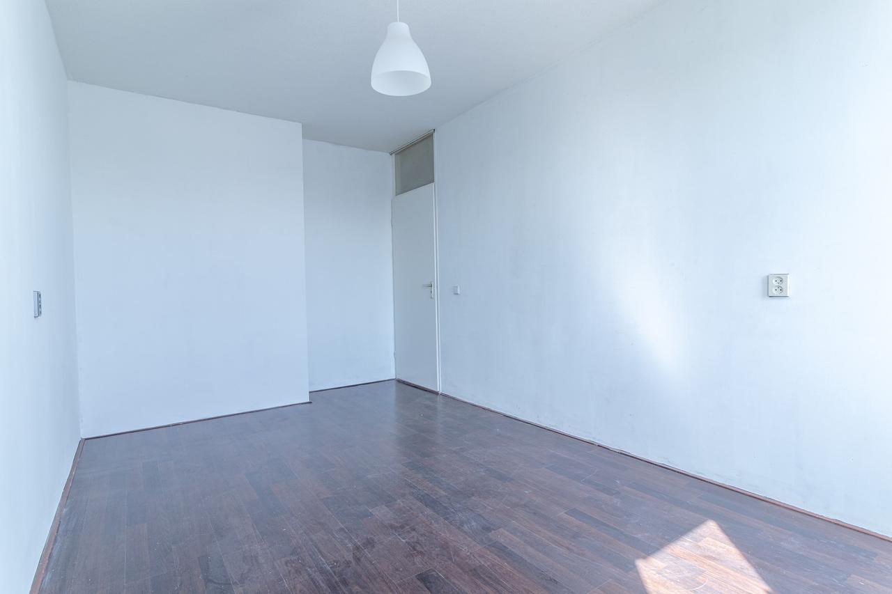 Bright Student Apartment with Sunny Balcony - Image 14