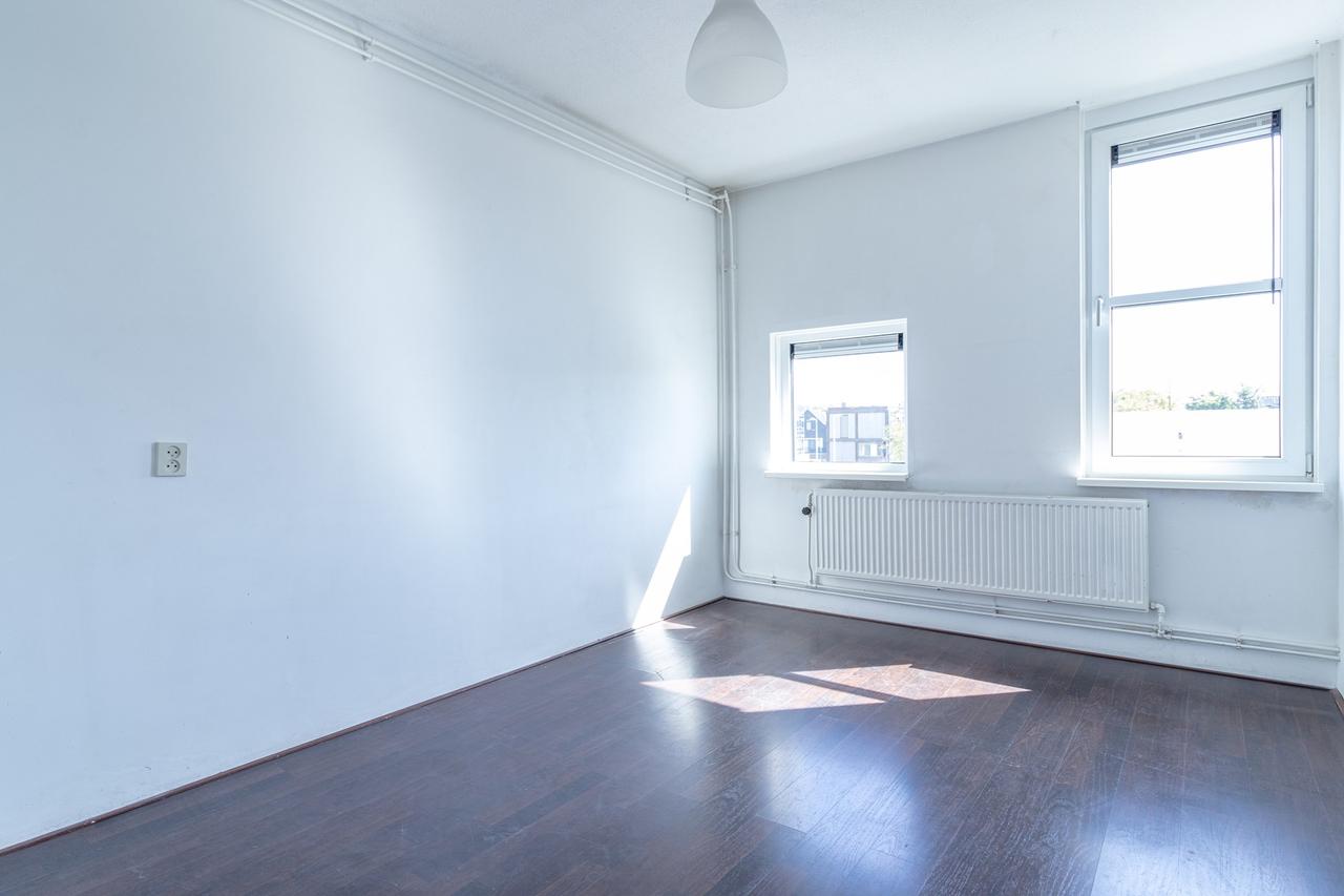 Bright Student Apartment with Sunny Balcony - Image 15