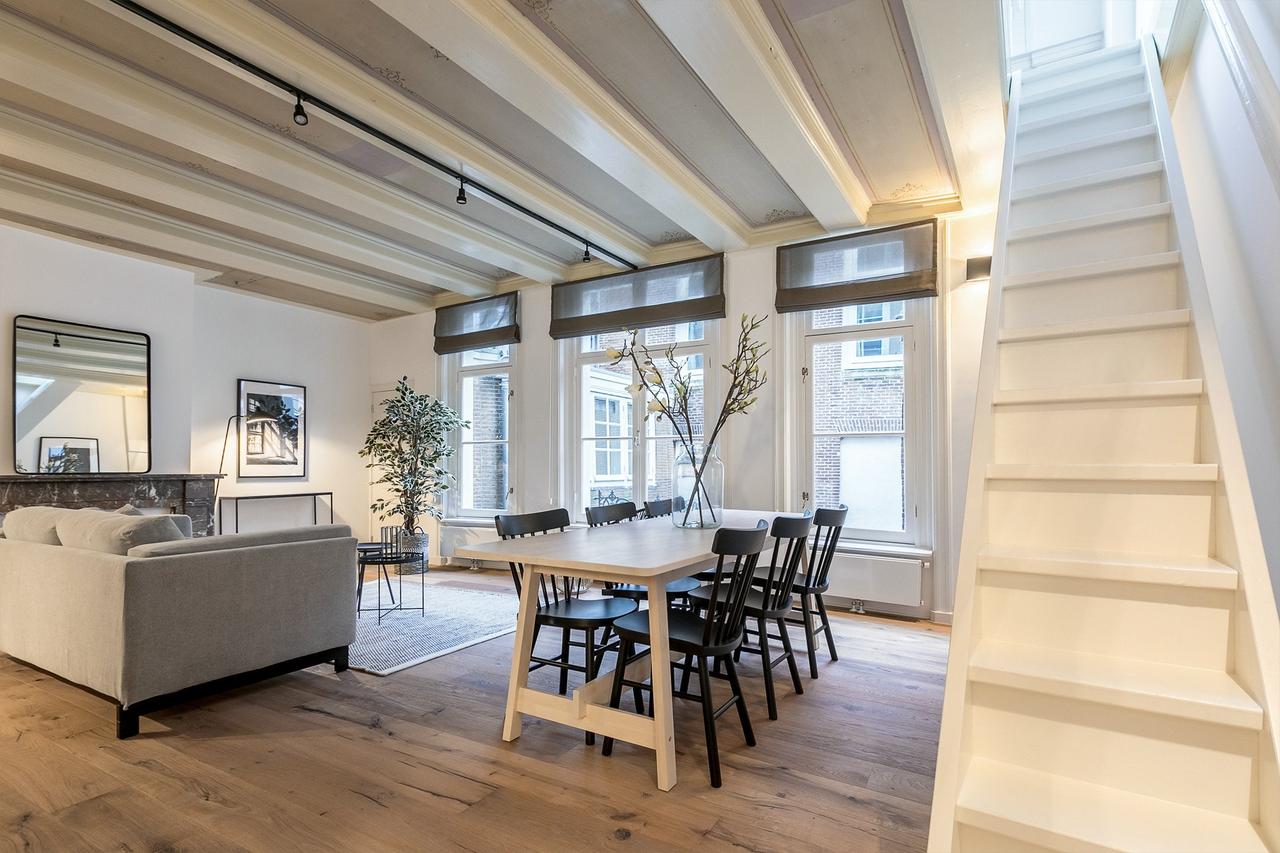 Peaceful Living on the Singel in Amsterdam - Image 1