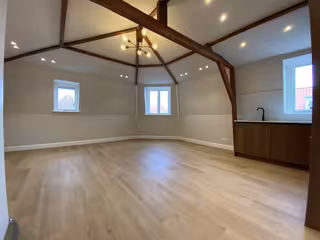 Renovated top-floor flat for 2 students