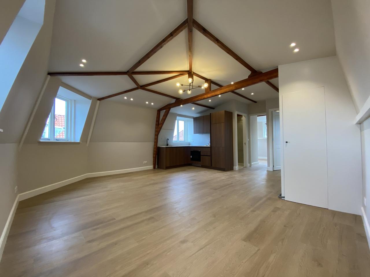 Renovated top-floor flat for 2 students - Image 2