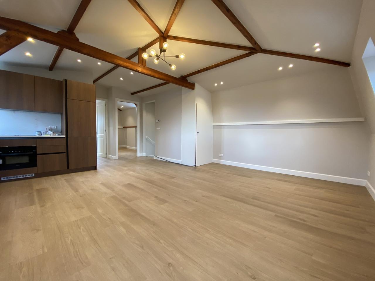Renovated top-floor flat for 2 students - Image 3