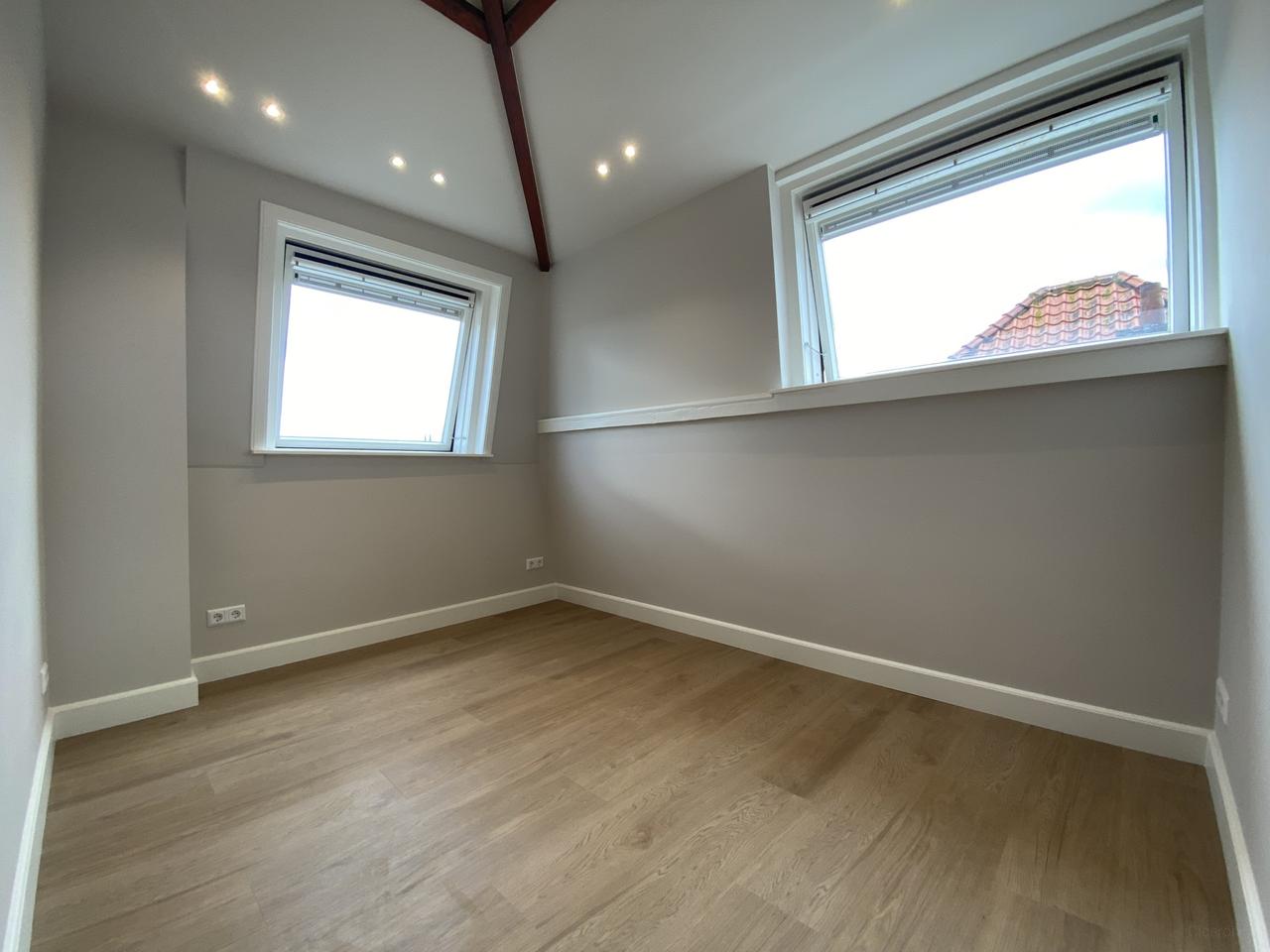 Renovated top-floor flat for 2 students - Image 5
