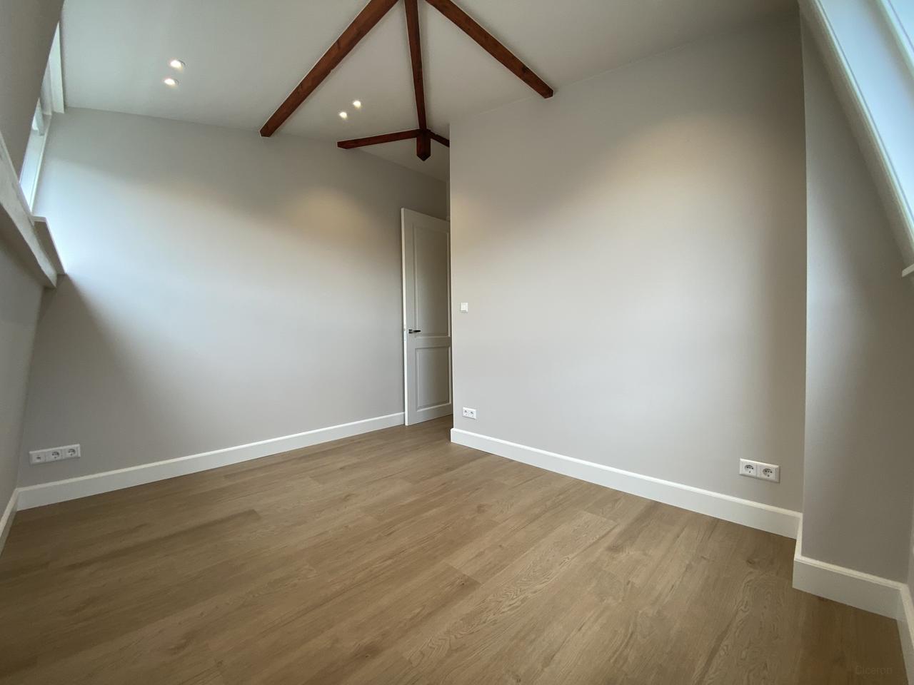 Renovated top-floor flat for 2 students - Image 6