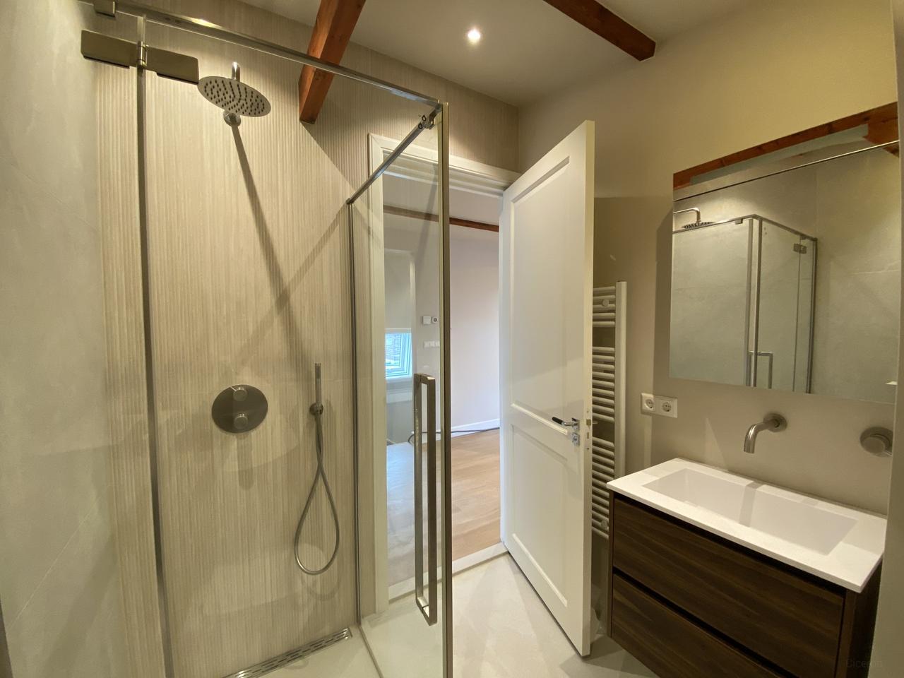 Renovated top-floor flat for 2 students - Image 7