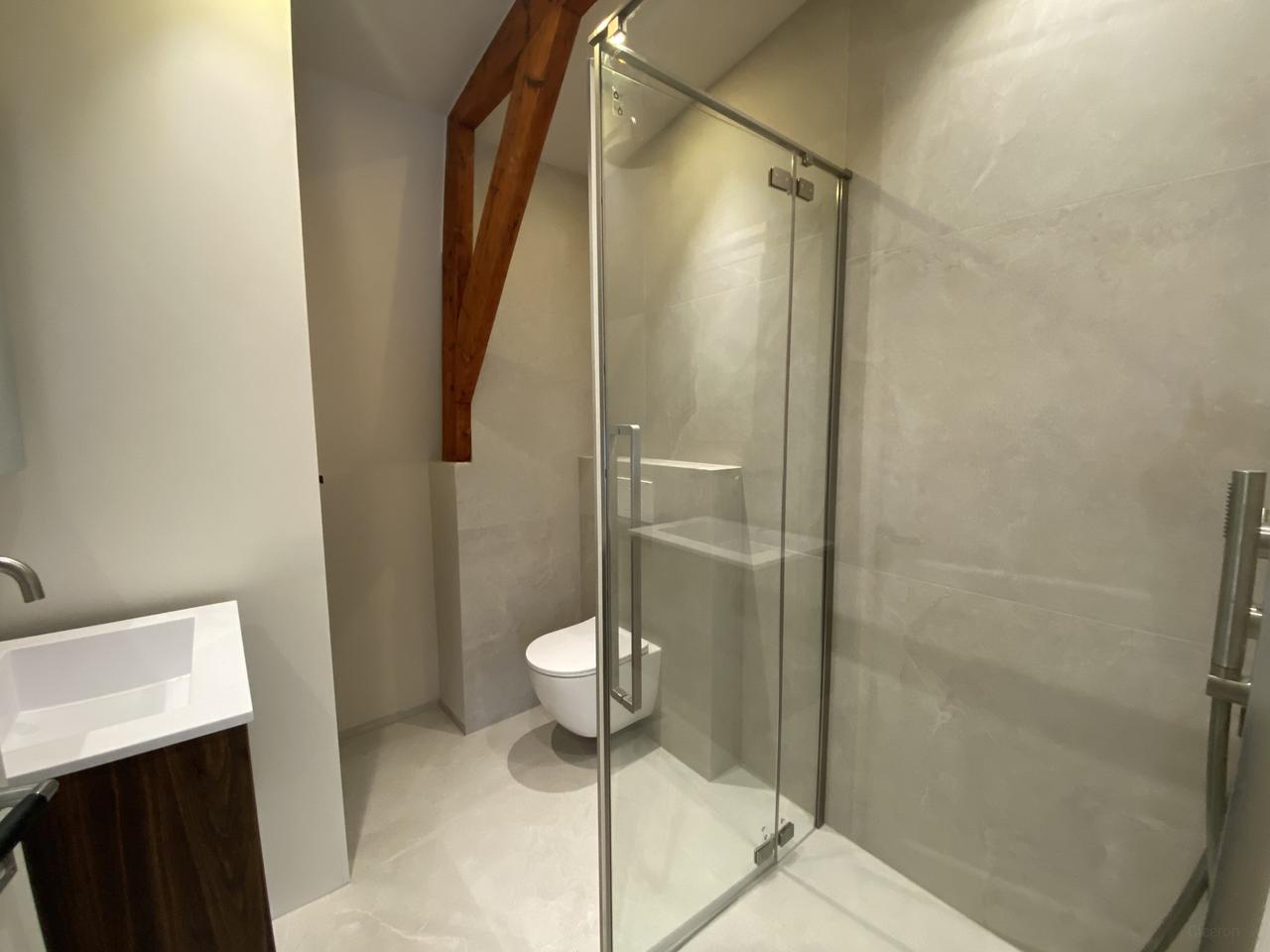 Renovated top-floor flat for 2 students - Image 8