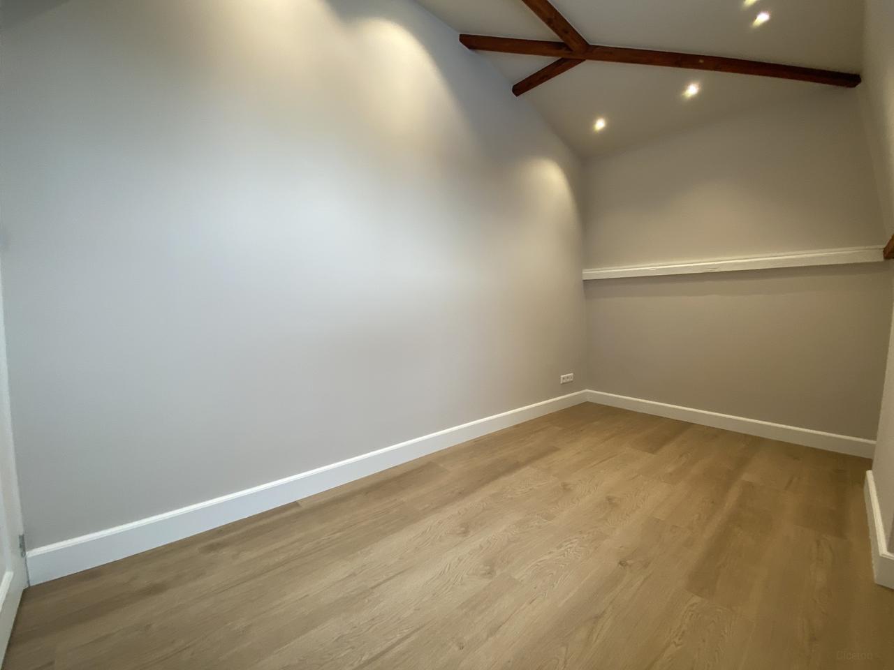 Renovated top-floor flat for 2 students - Image 9