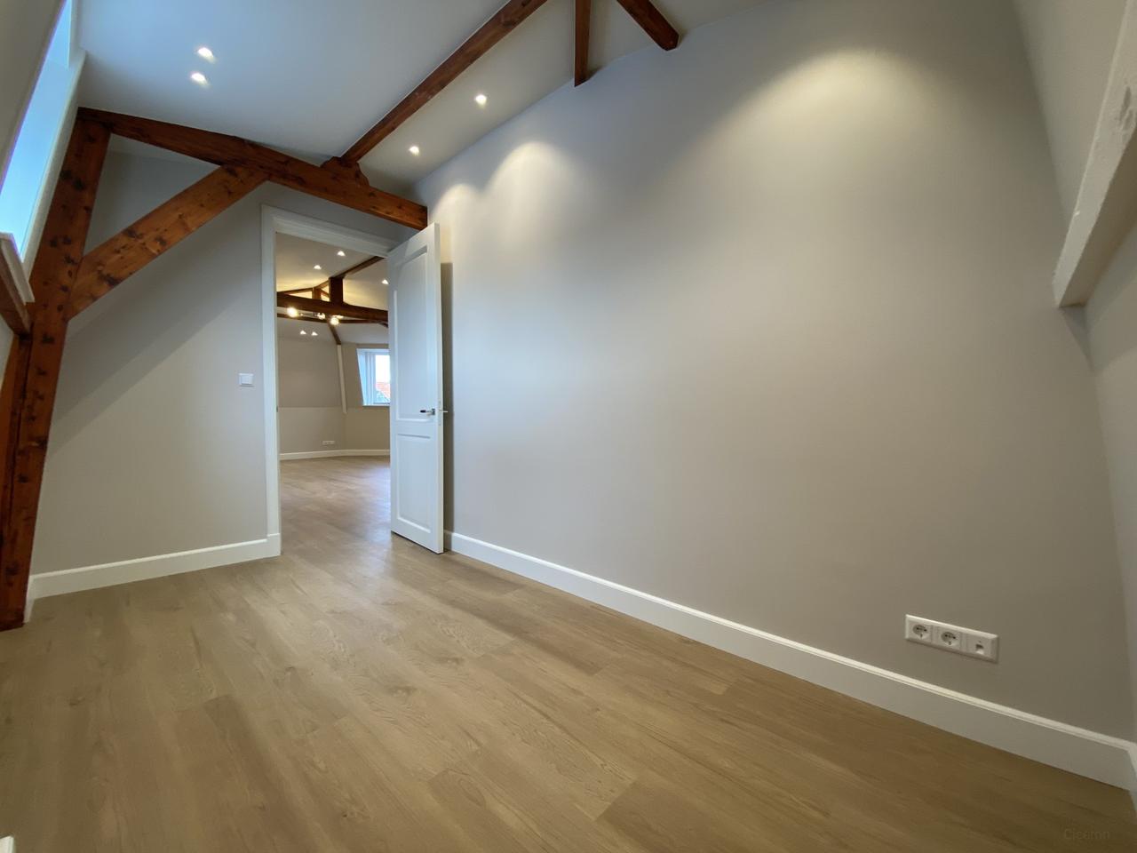 Renovated top-floor flat for 2 students - Image 10