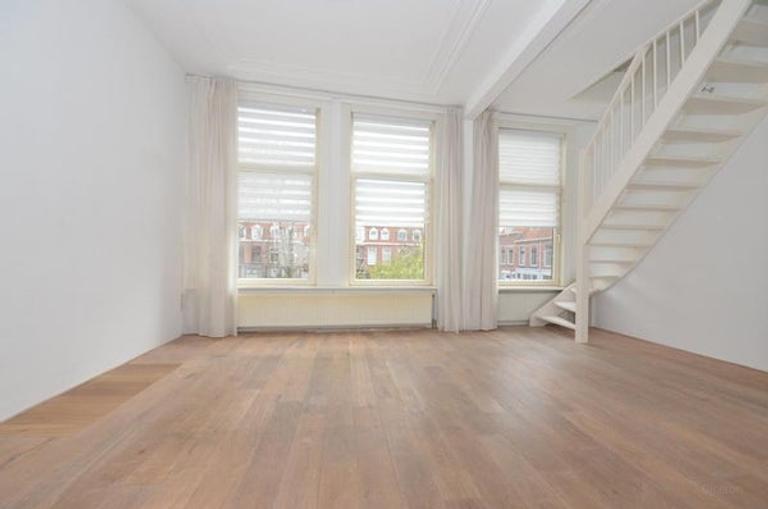 Bright apartment with spacious roof terrace - Image 2