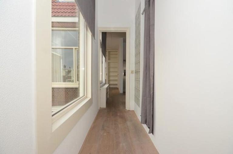 Bright apartment with spacious roof terrace - Image 9