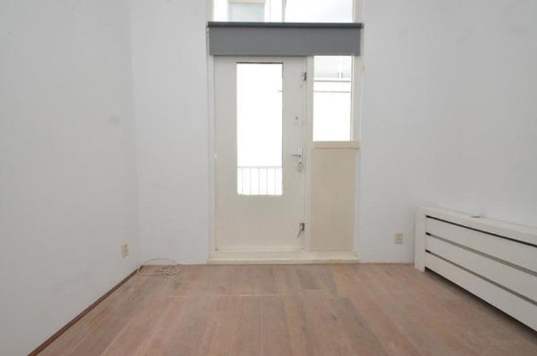 Bright apartment with spacious roof terrace - Image 10