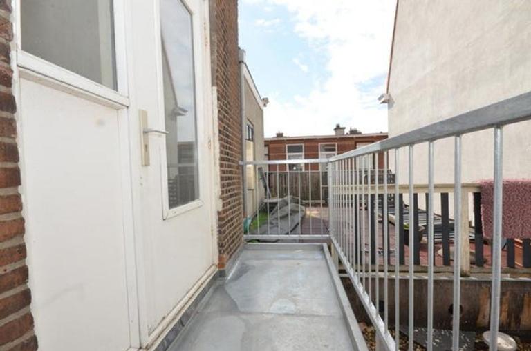 Bright apartment with spacious roof terrace - Image 12