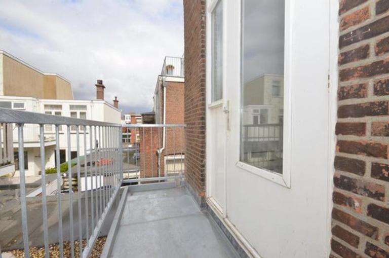 Bright apartment with spacious roof terrace - Image 13